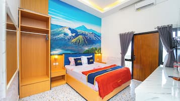 Luksus-dobbeltrom, utsikt mot høyde | Skrivebord, wi-fi (inkludert) og sengetøy