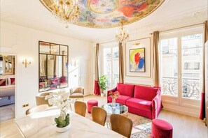 Interior - CLASSIC PARISIAN CHARM WITH AN ARTISTIC SOUL, JUST STEPS FROM THE OPÉRA (Paris)