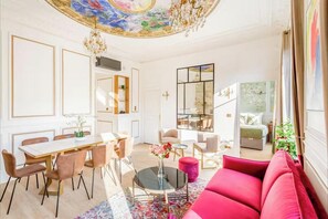 Interior - CLASSIC PARISIAN CHARM WITH AN ARTISTIC SOUL, JUST STEPS FROM THE OPÉRA (Paris)