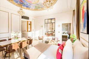 3 bedrooms, desk, iron/ironing board, free WiFi - CLASSIC PARISIAN CHARM WITH AN ARTISTIC SOUL, JUST STEPS FROM THE OPÉRA (Paris)