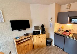 Réfrigérateur, four, cafetière/bouilloire