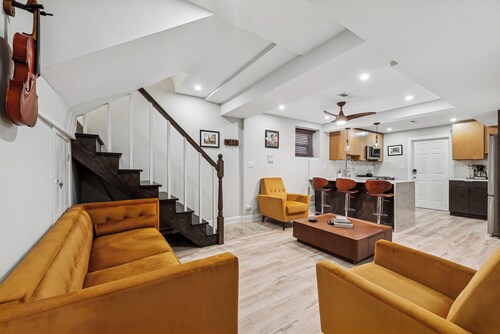 Music-Inspired 2BR Garden Flat in Historic Uptown Near Legendary Music Venues