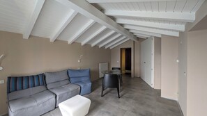 Living area - Lake View Cottage House (Piemonte)