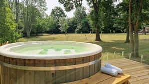 Bañera de hidromasaje al aire libre