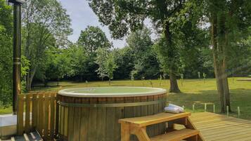 Tina de hidromasaje al aire libre