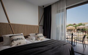 Camera Luxury con letto matrimoniale o 2 letti singoli, vista giardino | Cassaforte in camera, una scrivania, postazione laptop