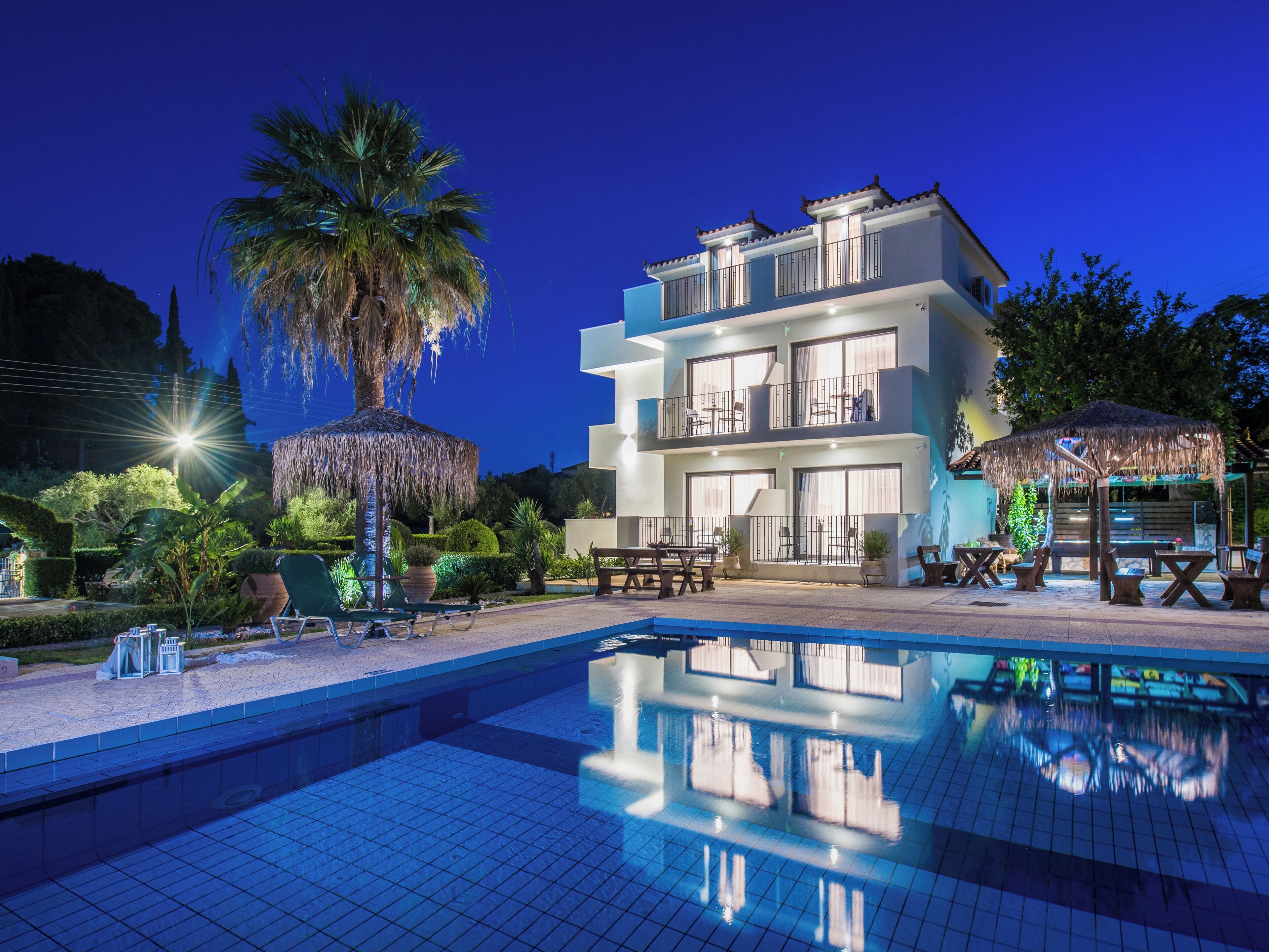 Seasonal outdoor pool, free cabanas, pool umbrellas