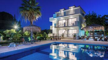 Seasonal outdoor pool, free cabanas, pool umbrellas