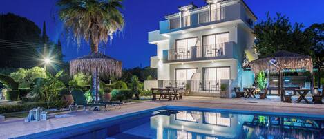 En säsongsöppen utomhuspool, gratis cabanor och parasoller