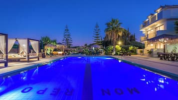 Seasonal outdoor pool, free cabanas, pool umbrellas