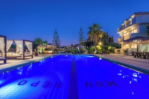 Piscina a l'aire lliure de temporada, cabanes gratuïtes i para-sols 