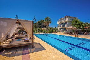 Piscina stagionale all'aperto, cabine incluse nel prezzo