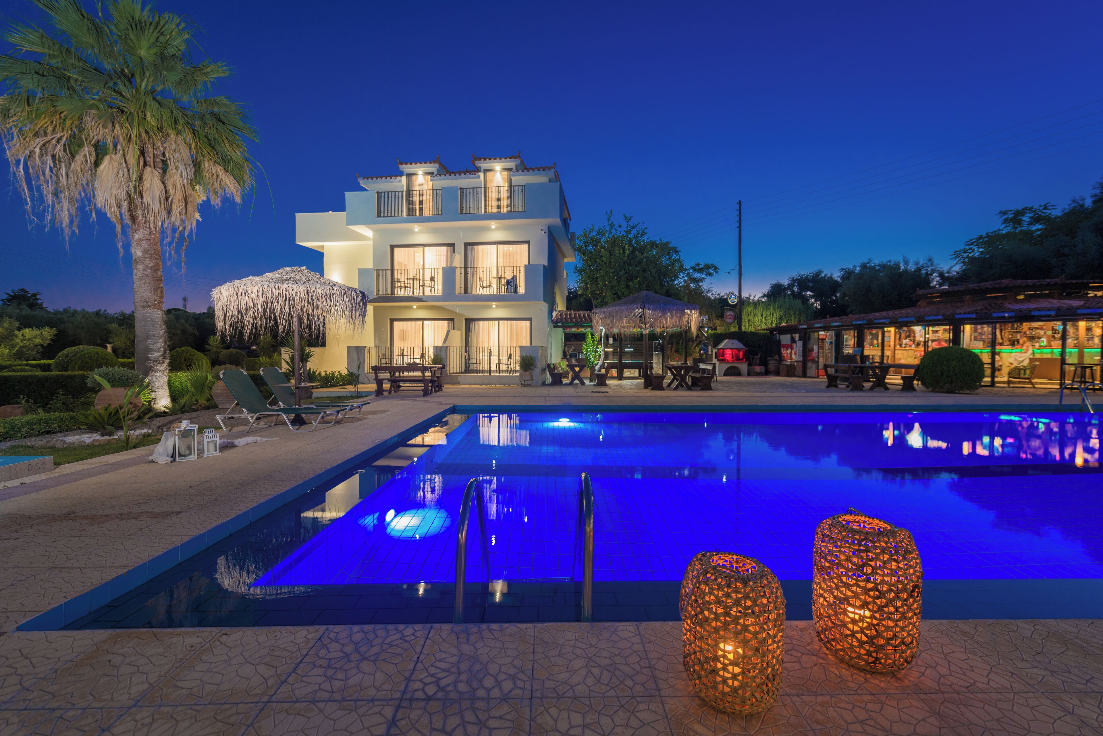 En säsongsöppen utomhuspool, gratis cabanor och parasoller