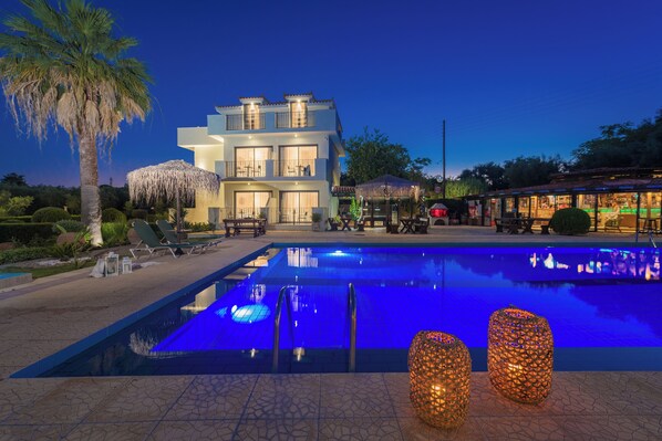 Außenpool (je nach Saison geöffnet), Cabañas (kostenlos), Sonnenschirme