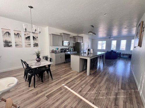 Spacious, modern 4-bedroom townhome with AC in beautiful American Fork