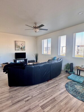 TV - Spacious, modern 4-bedroom townhome with AC in beautiful American Fork (American Fork)