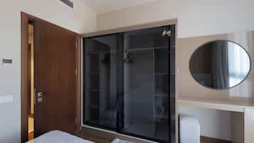 Leilighet – comfort, 2 soverom, byutsikt, executive-nivå | Skrivebord, skrivebord for bærbar PC og strykejern/-brett