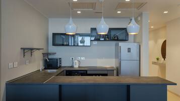 Refrigerador con congelador, microondas, horno y parrilla de estufa