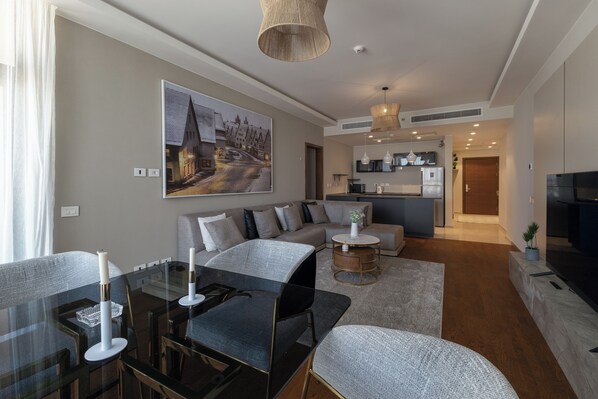 コンフォート アパートメント 2 ベッドルーム シティビュー エグゼクティブフロア | リビング エリア | 65 インチのスマートテレビ (デジタル放送視聴可)