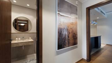 Amenidades de baño gratuitas, toallas, jabón, shampoo