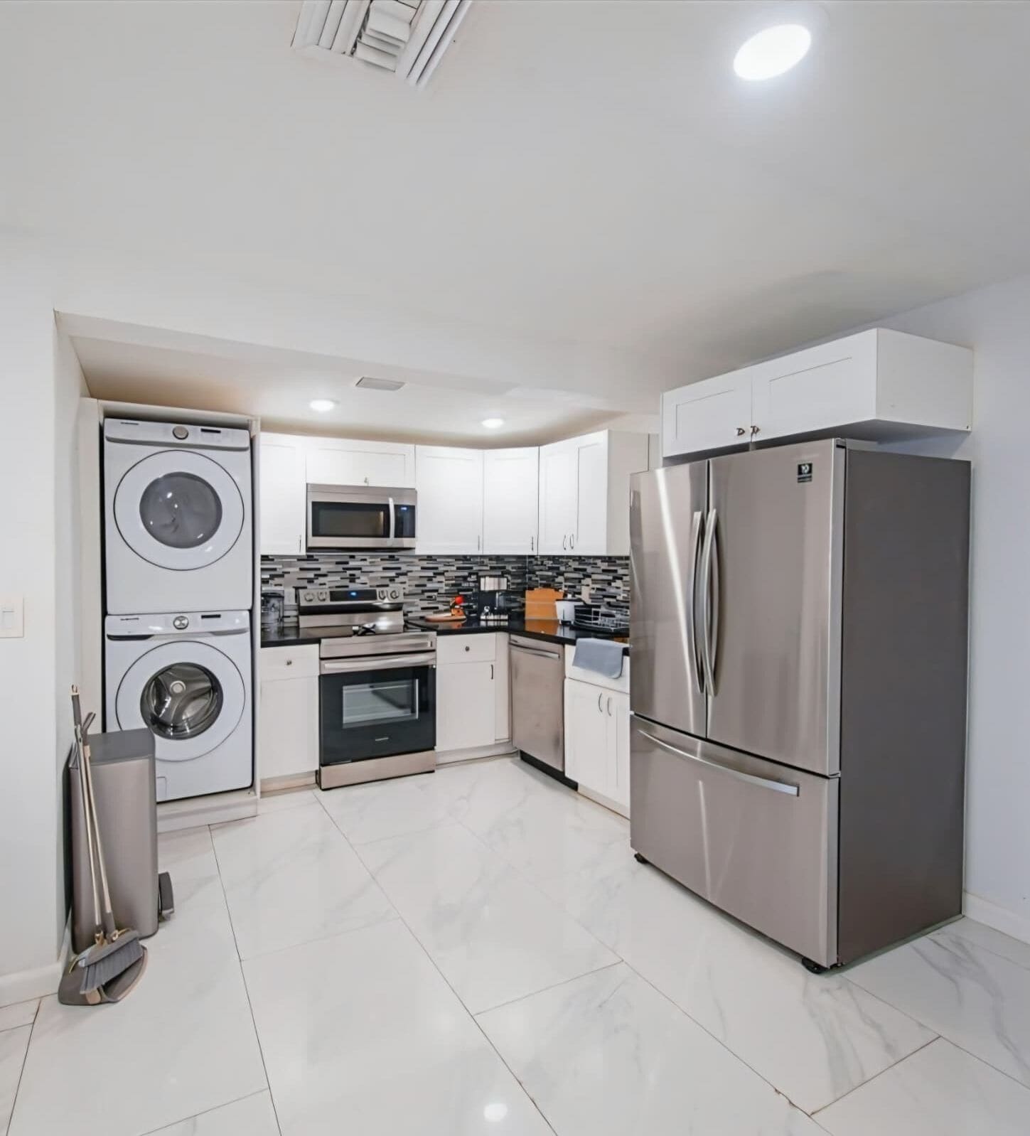 Refrigerador, microondas, horno y parrilla de estufa 