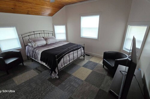 Peaceful 3-bedroom farmhouse in charming Prophetstown