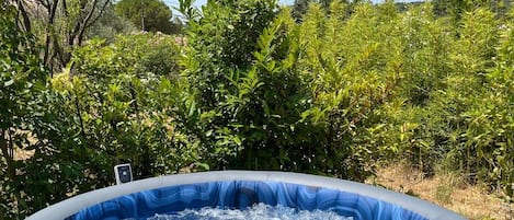 Outdoor spa tub