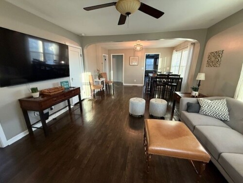 Cozy Roeland Park Cottage - Central Kansas City - Long-Stay Friendly