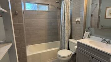 SĂšche-cheveux, serviettes fournies, savon, papier toilette