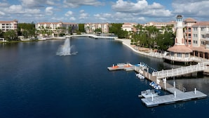 Une propriété située au bord de l’eau, dotée d’un port de plaisance, d’une fontaine et d’un phare.