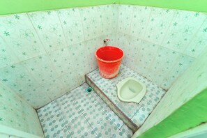 Habitación estándar doble | Baño | Ducha y toallas