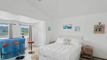 2 bedrooms, iron/ironing board, internet, bed sheets