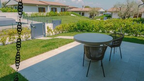 Outdoor dining - Villetta D'Oro - Two Bedroom Apartment, Sleeps 4 (Desenzano del Garda)