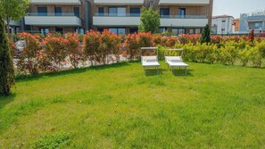 Property grounds - Villetta D'Oro - Two Bedroom Apartment, Sleeps 4 (Desenzano del Garda)