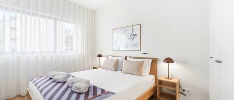 Iron/ironing board, internet, bed sheets