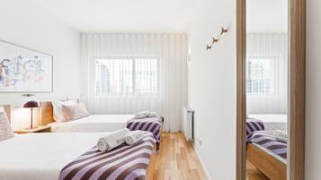 Tabla de planchar con plancha, internet y ropa de cama