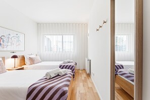 Tabla de planchar con plancha, internet y ropa de cama 