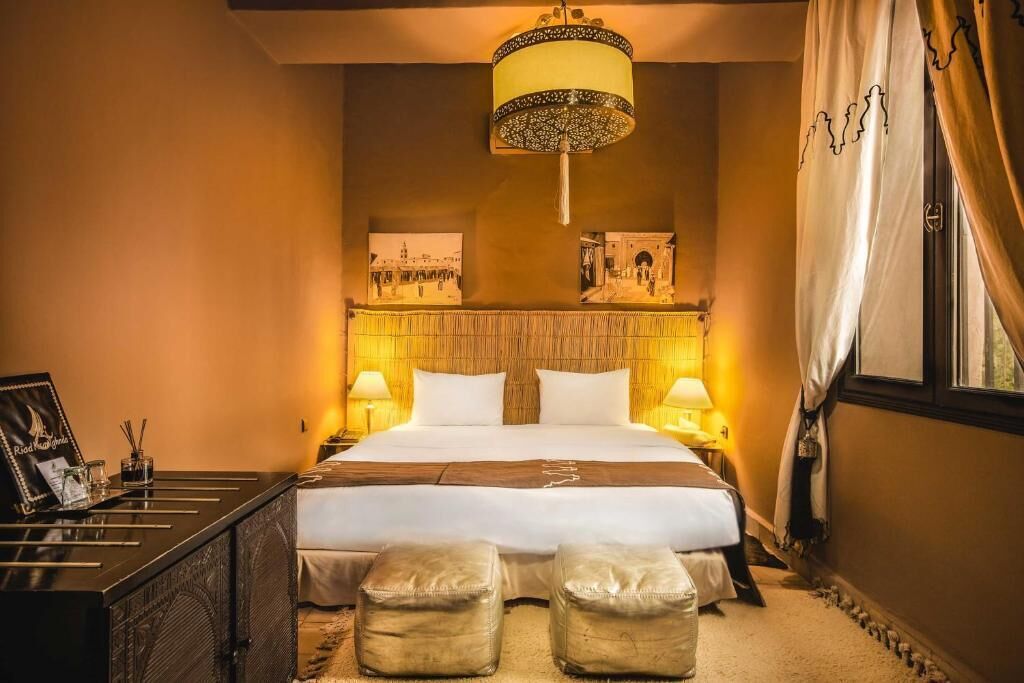 Caja de seguridad en la habitación y tabla de planchar con plancha 