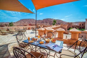 Outdoor dining - KSAR IGHNDA (Ait Benhaddou)
