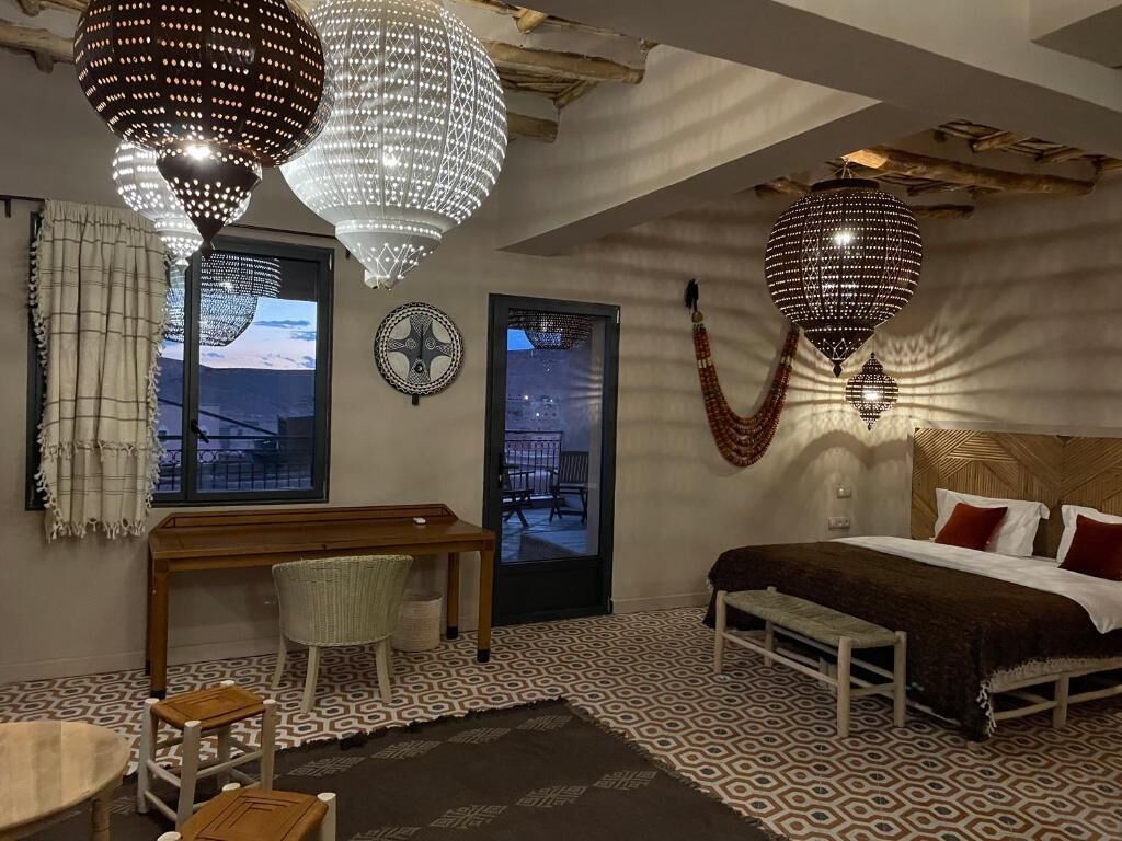 Suite de lujo, balcón, vistas al jardín | Caja fuerte, tabla de planchar con plancha, wifi gratis