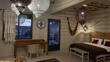 Suite de lujo, balcón, vistas al jardín | Caja fuerte, tabla de planchar con plancha, wifi gratis