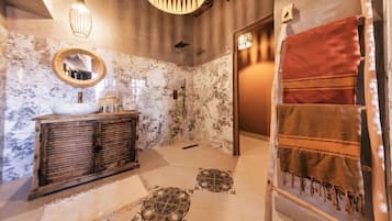 Designer-Toilettenartikel, Haartrockner, Handtücher, Seife