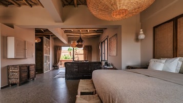 Suite de lujo, balcón, vista al jardín | Sábanas de algodón egipcio y ropa de cama de alta calidad