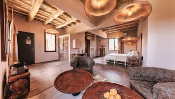 Luxury Suite, Balcony, Garden View | Interior