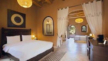 Suite estándar, balcón, vistas al jardín | Caja fuerte, tabla de planchar con plancha, wifi gratis