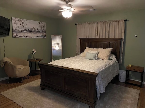 4 makuuhuonetta, silitysrauta/-lauta, ilmainen Wi-Fi, vuodevaatteet