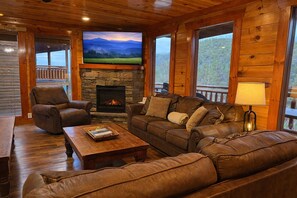 Smart TV, fireplace, books - Huge Heated Indoor Pool*Lux Cabin*Hot Tub*Game Room*Fire Pit*Pet Friendly (Sevierville)