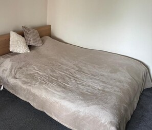 1 habitación y tabla de planchar con plancha 