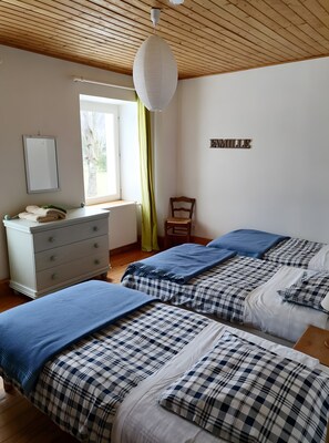11 bedrooms, WiFi, bed sheets - Cottage in the Heart of Nature (Le Chambon sur Lignon)