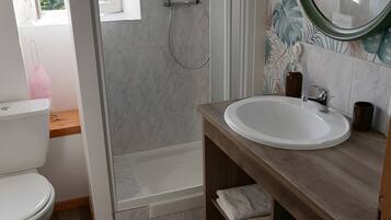 Een douche, handdoeken